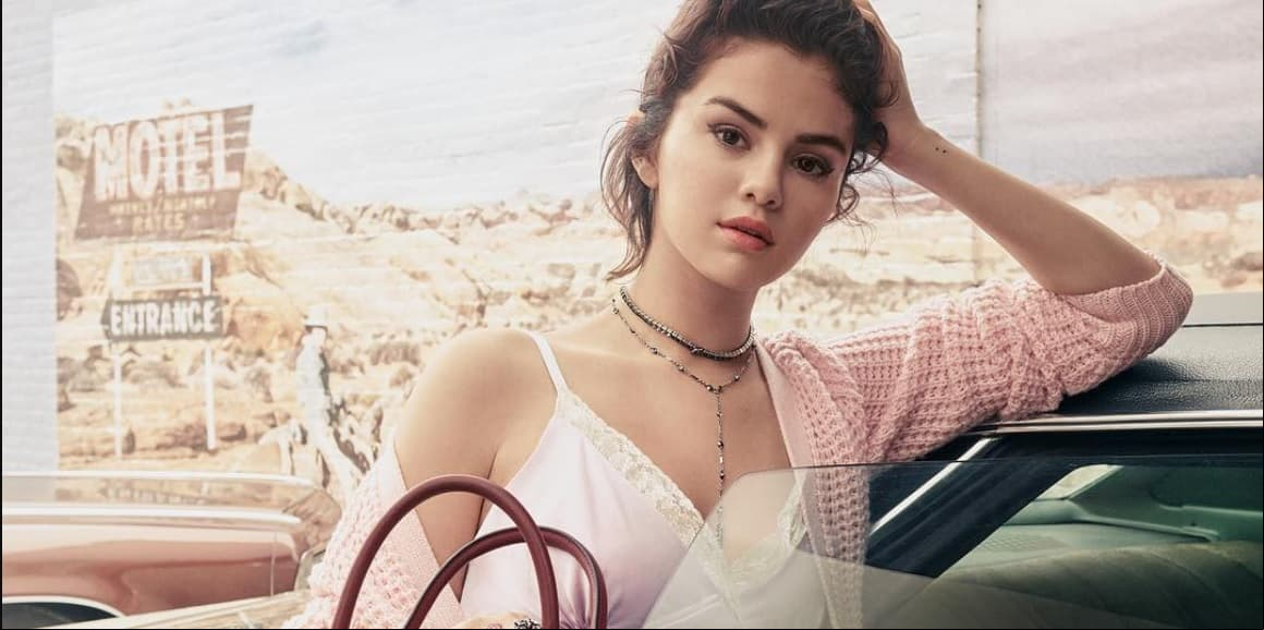 Selena Gomez sorprende con un muy pronunciado escote