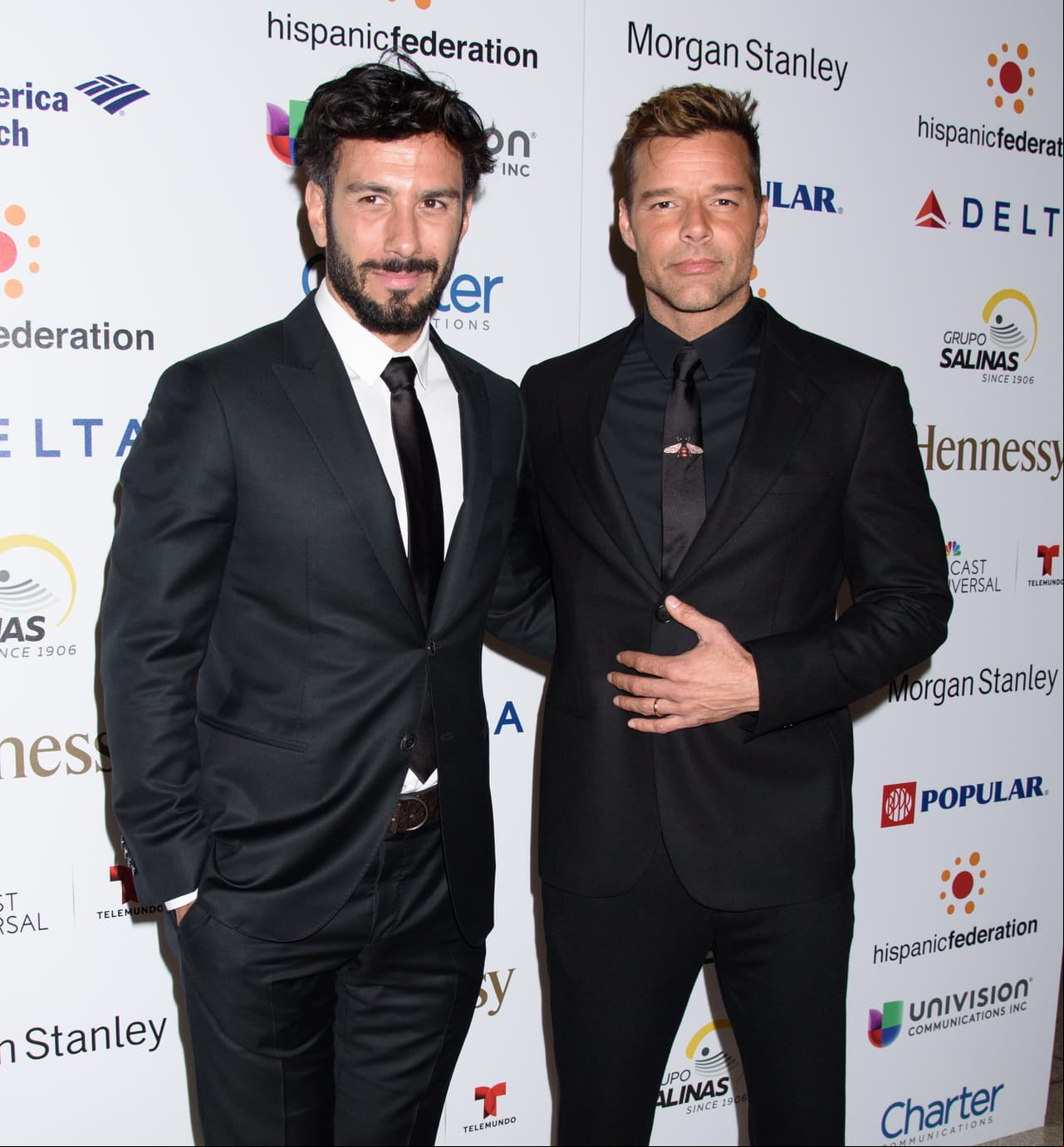Ricky Martin y Jwan Yosef posan en una alfombra roja