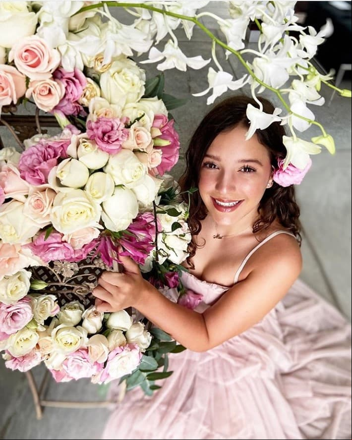 Mía, hija de Andrea Legarreta, celebró sus XV años con una íntima fiesta en la que lució dos vestidos de quinceañera, los cuales resaltaron su belleza