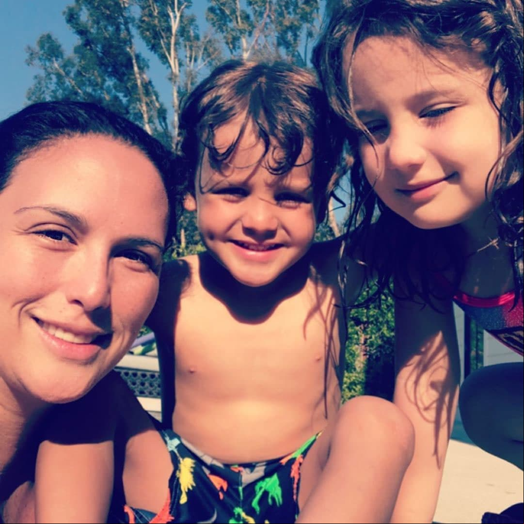 “Porque por ellos puedo celebrar hoy… mis milagritos”, escribió la actriz en su publicación que compartió para celebrar el día de las madres.