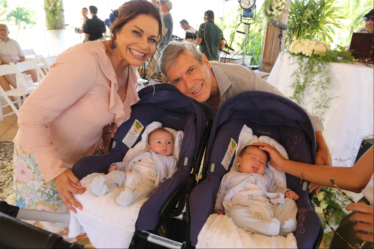 Tanto, que doña Úrsula y El Capitán aprovecharon para tomarse una foto con los adorables hermanitos.