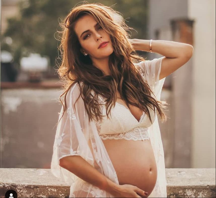 "Todavía no puedo creer que está a punto de llegar el mejor papel que me va a tocar en la vida… Te esperamos con toda la ilusión y preparados para hacerte una mujercita que deje una huella hermosa en este mundo. #BabyKira #KiraRovzar #32SemanasDeEmbarazo”, fue el texto que eligió Claudia para mostrar una imagen de una sesión de fotos que tuvo.