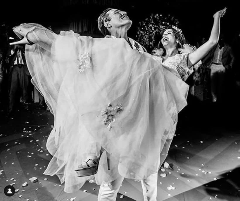 Tras cinco años de noviazgo, Claudia Álvarez y Billy Rovzar se dieron el ‘sí’ definitivo en Punto de Mita, Nayarit. De acuerdo con el portal Caras, el festejó contó con 600 invitados, el vestido de novia fue diseñado por Alexia Ulibarri y la actriz caminó rumbo al altar en compañía de su madre y hermano.