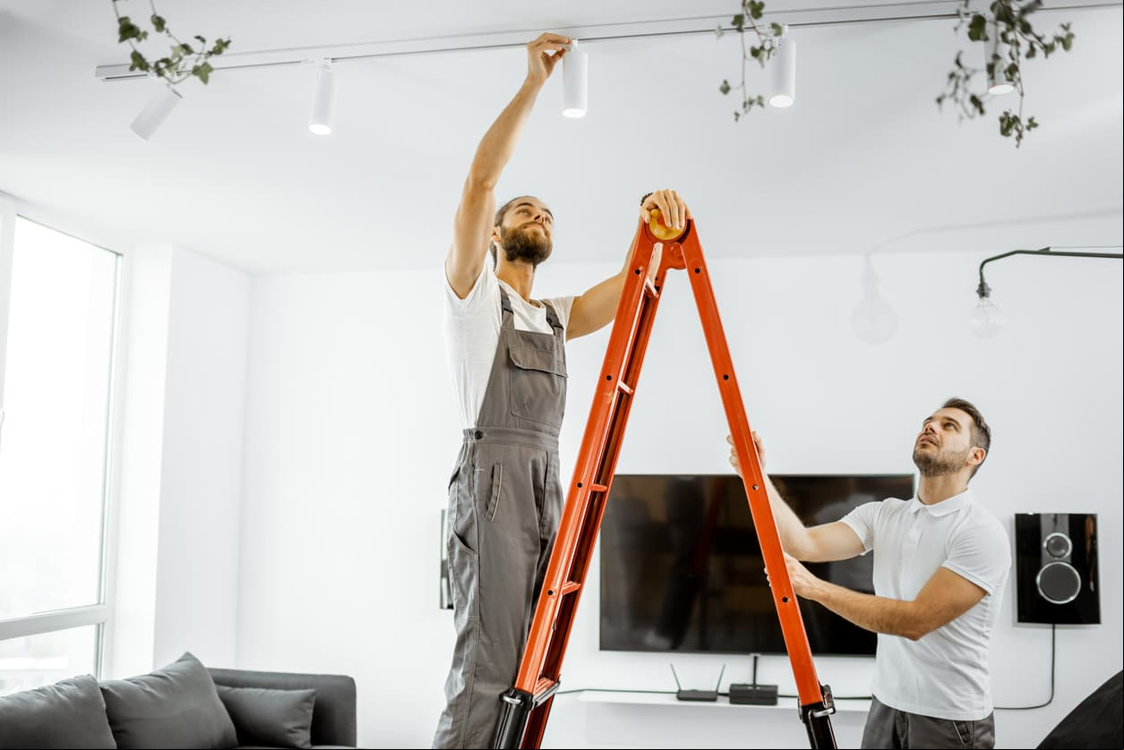 ILUMINACIÓN: “Cambia los focos fundidos y compra nuevos para darle brillo a tus espacios; si puedes comprar focos Led, mejor. Cambia las cortinas gruesas por cortinas delgadas si es que no tienes la luz que deseas”, explica. Si no tienes lámparas de pie o para mesas, es buen momento para invertir en ellas y ponerlas en lugares estratégicos, donde antes no pasabas tanto tiempo.