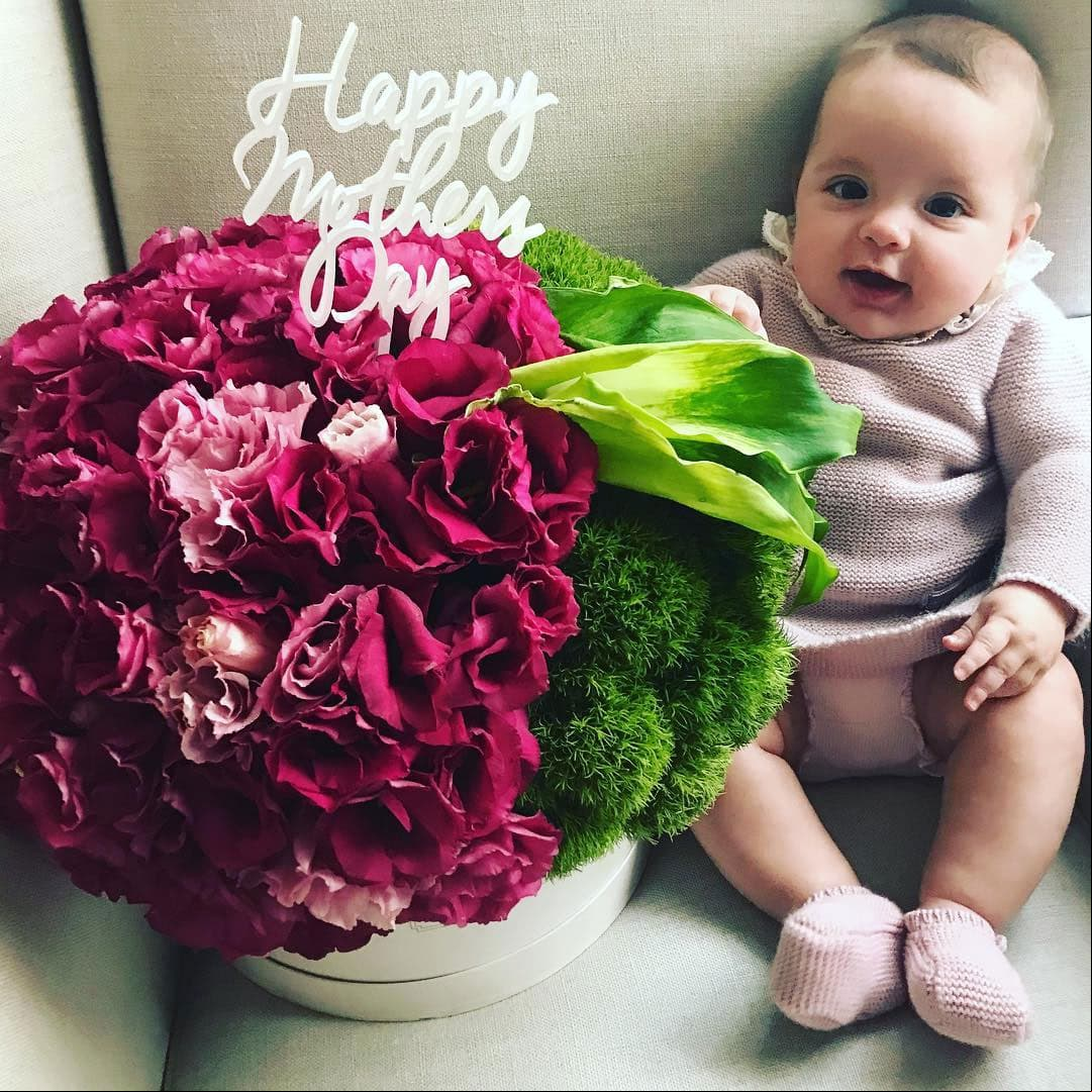 La actriz celebró su primer día de las madres el año pasado y compartió el bello arreglo de flores que recibió en esta fecha especial.