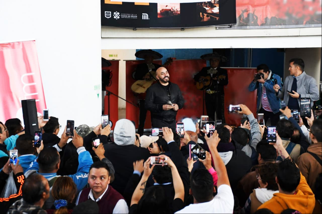 Lupillo Rivera tocó un par de temas en el metro de la Ciudad de México