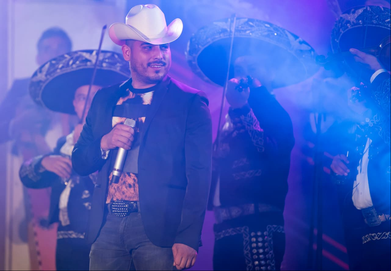Así se vivió el concierto que Espinoza Paz dio en Mazatlán a beneficio de los damnificados por el huracán 'Juana', dentro de la telenovela Hijas de la luna y que marca su debut en telenovelas.