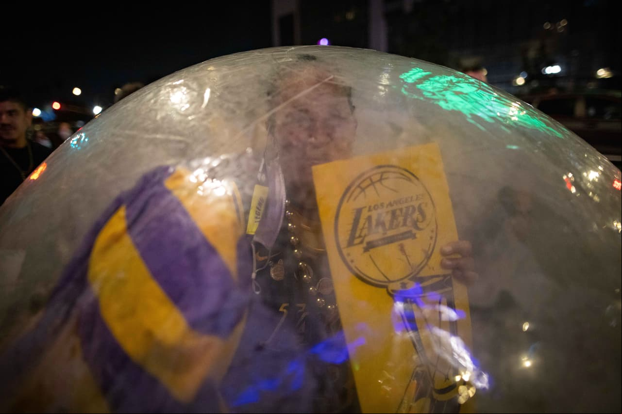Sin importar las medidas sanitarias, fanáticos se reunieron para rendir tributo a su equipo tras 10 años de no ser campeón. Finalmente LeBron y compañía, consiguen un título más y se lo dedican a Kobe Bryant.