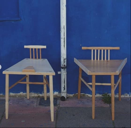 La silla que educa a los hombres que se sientan con las piernas demasiado abiertas