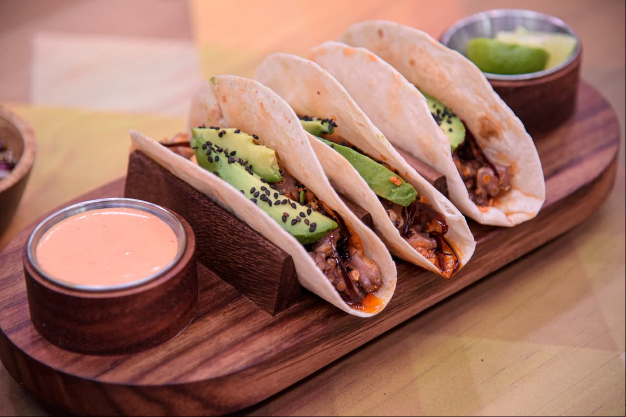 Las hermanas Merino prepararon un aperitivo de almejas chocolatas, tacos de pulpo al ajillo y aguachile rojo con chile de árbol. 
<br>