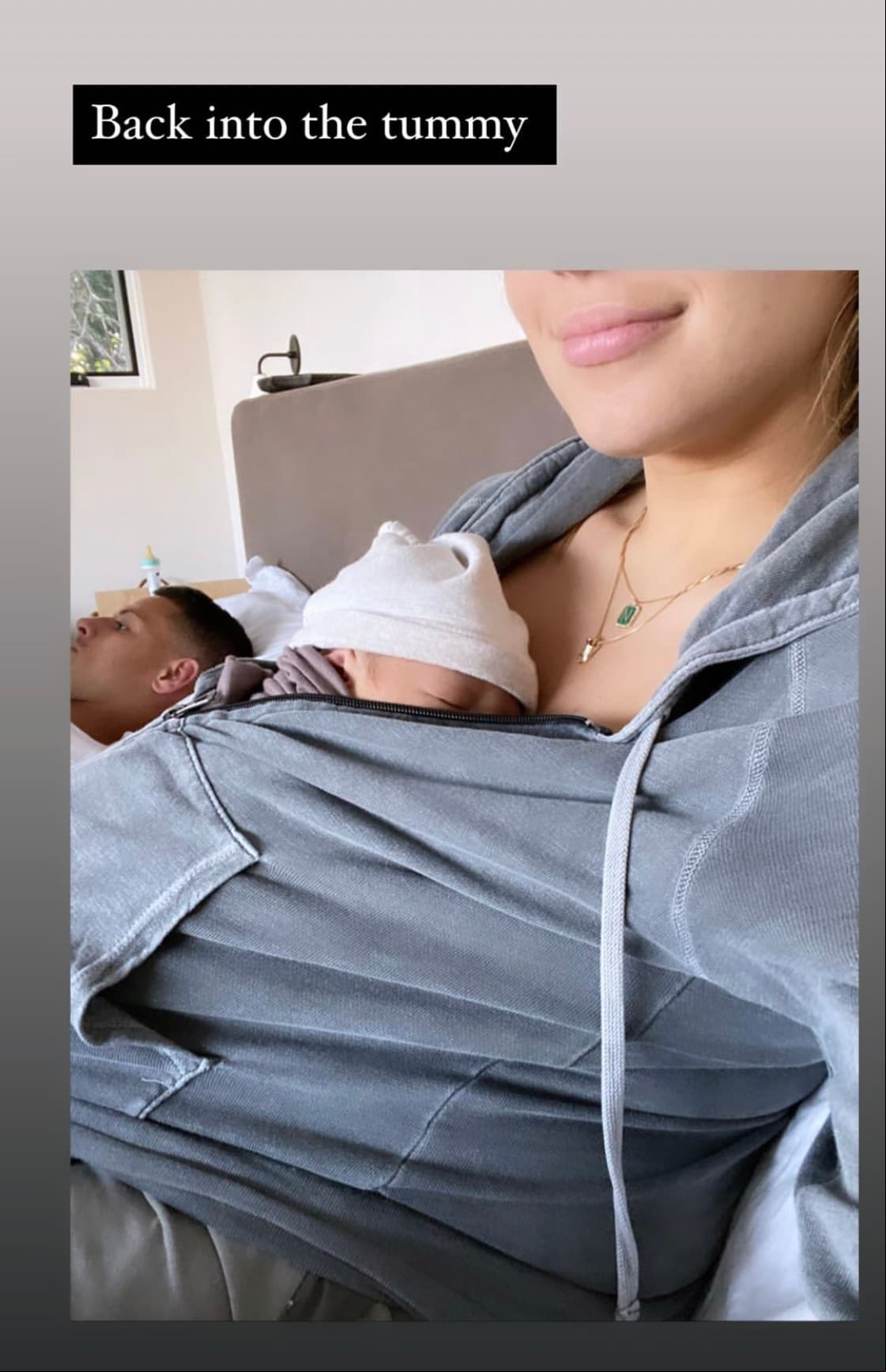 Asimismo, horas después compartió, en sus historias de Instagram, una diapositiva en donde se puede apreciar a la pequeña en su pecho.
