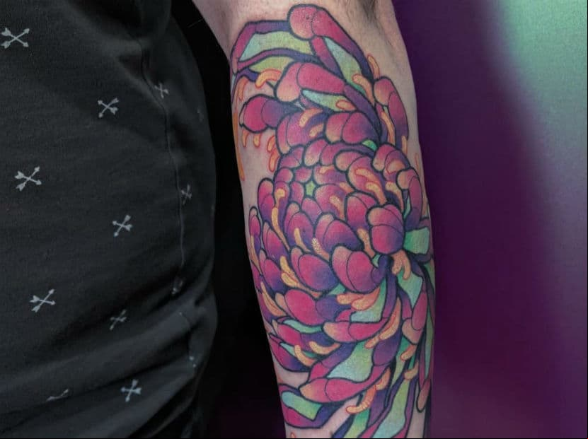 Capricornio. Tatuarte un crisantemo, una flor fuerte y bondadosa te ayudará a enriquecer tu espíritu de lucha.