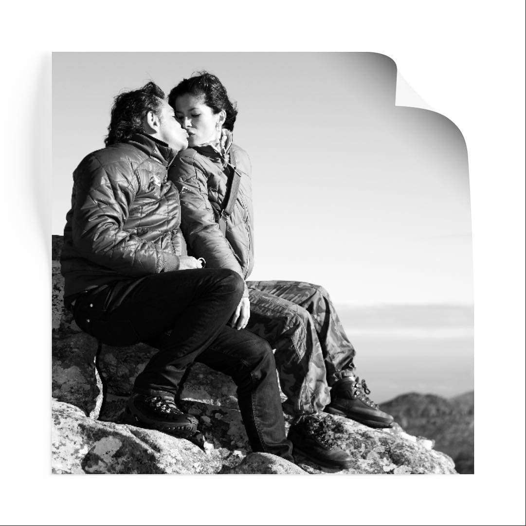 Con esta bella foto en una montaña, nos muestra su amor por su esposa
