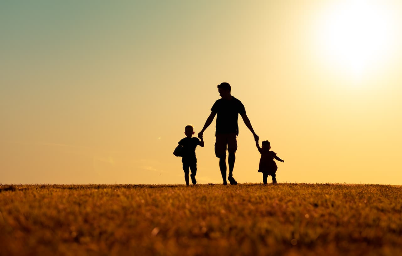 Papá soltero saca adelante a sus hijos tras abandono de su esposa
