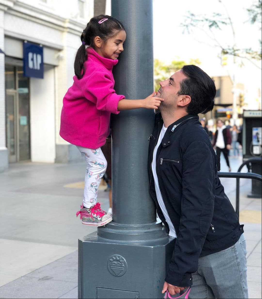 “Aitana: ‘A ver, a ver, de los cuatro, ¿quién tiene la barba partida más bonita?, ¿quién?'. José Eduardo: ‘Pues la neta, yo’”, relató la cantante como descripción de una fotografía en la que vemos a los dos hijos de Eugenio sonriendo frente a frente.