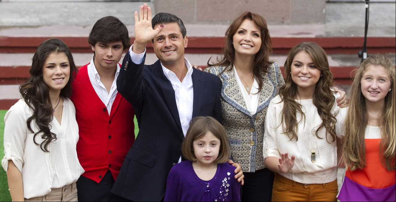 Formaron una familia: Paulina, Alejandro y Nicole, fruto que el exmandatario tuvo con su fallecida esposa Mónica Pretelini y Sofía, Fernanda y Regina que Rivera tuvo con José Alberto Castro.