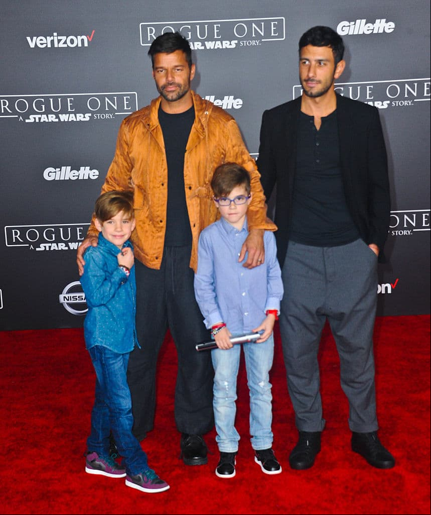 Ahora, el astro boricua se encuentra felizmente casado con Jwan Yosef, con quien formó una familia junto a sus cuatro hijos, los gemelos, Valentino y Matteo, Lucía y Renn. En cuanto a la música, Ricky Martin es uno de los cantantes más sobresalientes a nivel mundial.