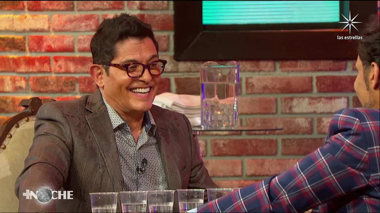 Ernesto Laguardia se niega a responder y Jaitovich le lanza vasos de agua