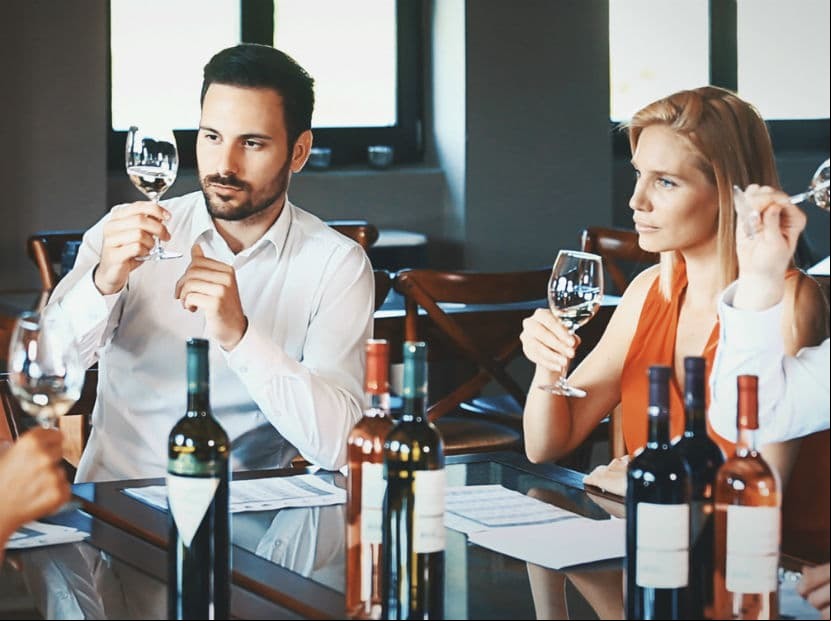 Sagitario. Disfrutan con todos los placeres de la vida ¡y los de la mesa son insuperables! Un libro de recetas, utensilios de cocina, cursos gastronómicos o una cata de comida y vino serían un acierto.