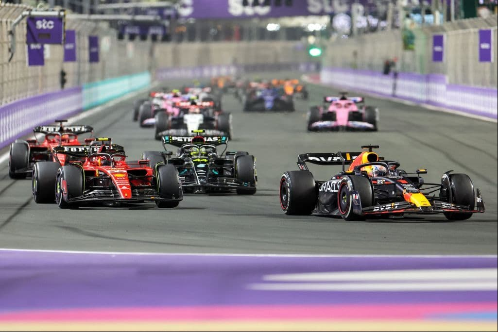 'Checo' Pérez ganó su quinta carrera en la Fórmula 1 en el Gran Premio de Arabia Saudita y su podio 28 en la máxima categoría del automovilismo.