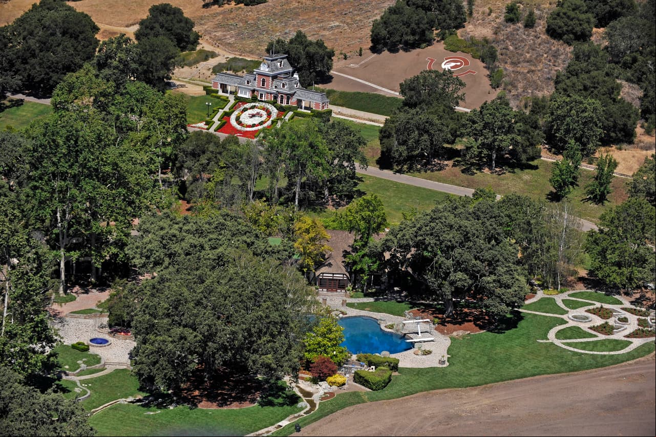 Ubicado en Santa Bárbara, California, en Estados Unidos, el rancho de más de 11 kilómetros cuadrados sirvió de guarida para el cantante, quien murió 25 de junio de 2009.