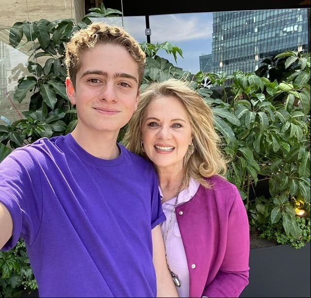 A sus 15 años, Nicolás lleva una estrecha relación con su mamá e incluso es el responsable del acercamiento de la actriz con el mundo del internet, pues él fue quien la impulsó a abrir su canal en YouTube, tal y como lo reveló la actriz a Las Estrellas en marzo de 2020.