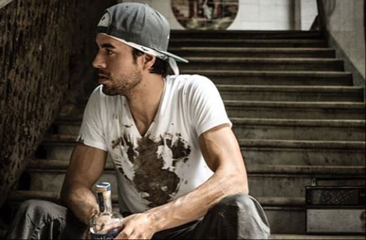 Enrique Iglesias demanda a disquera porque se ‘lo quiere llevar al baile’