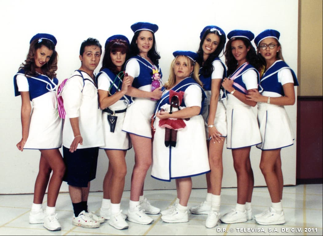 El programa consistía en seguir las situaciones cómicas que vivían los alumnos de la escuela 'Mártires de Almoloya'. La idea de 'Cero en conducta' fue creada por Jorge Ortiz de Pinedo, quien tenía un sketch con la misma temática en la serie 'Dr. Cándido Pérez'. ¡Mira cómo han cambiado sus integrantes!