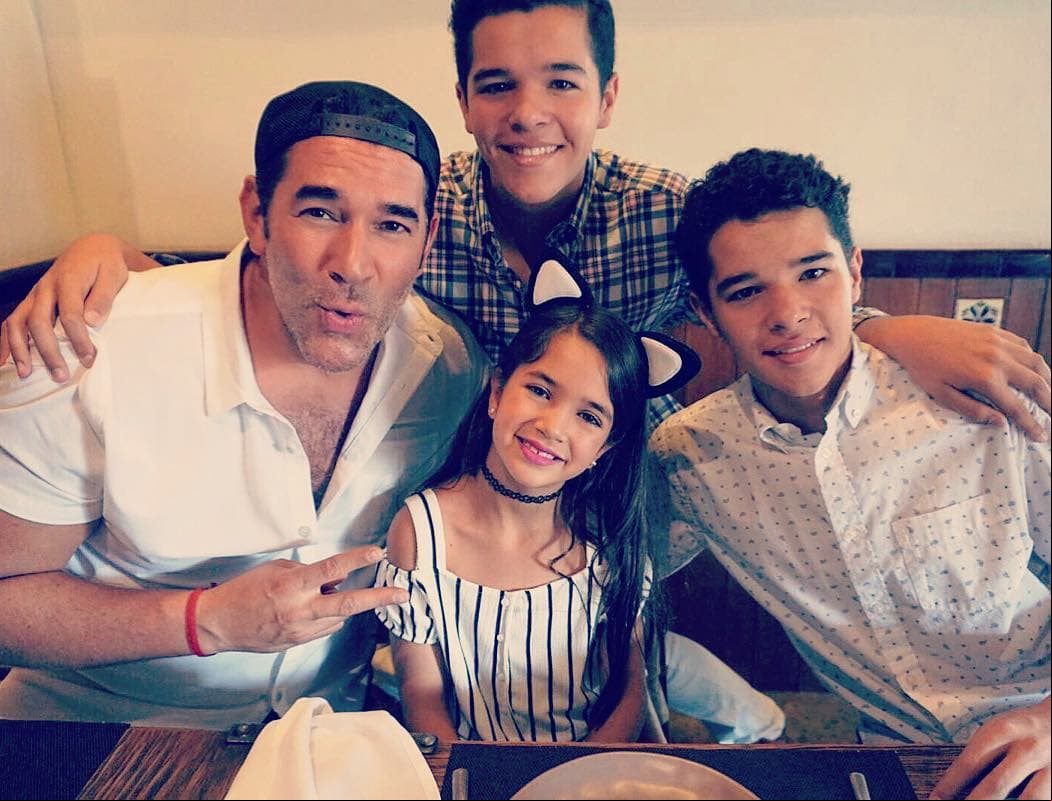 En octubre de 2018, Eduardo contó en entrevista al programa De primera mano el padecimiento que tiene su hija y del tratamiento que está recibiendo.