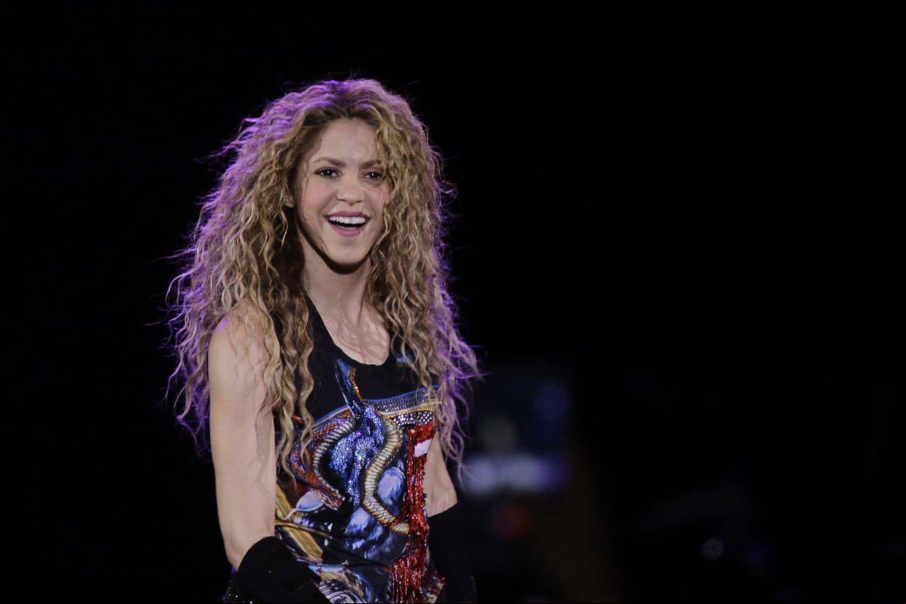 Critican a Shakira por fingir acento español