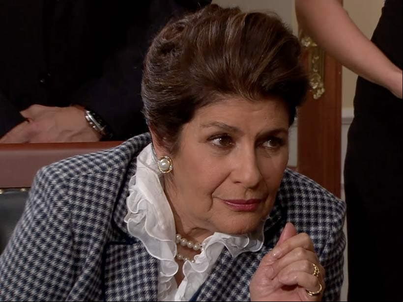 Oriana tampoco se intimida y también la enfrenta dejándole en claro que no es una mujer dejada de nadie. ¿Qué pasará con este par de fieras? ¡Descúbrelo en Teresa!