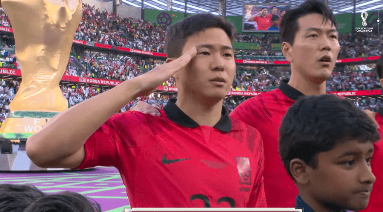 ¿Por qué solo un jugador de Corea del Sur saludó durante el himno?