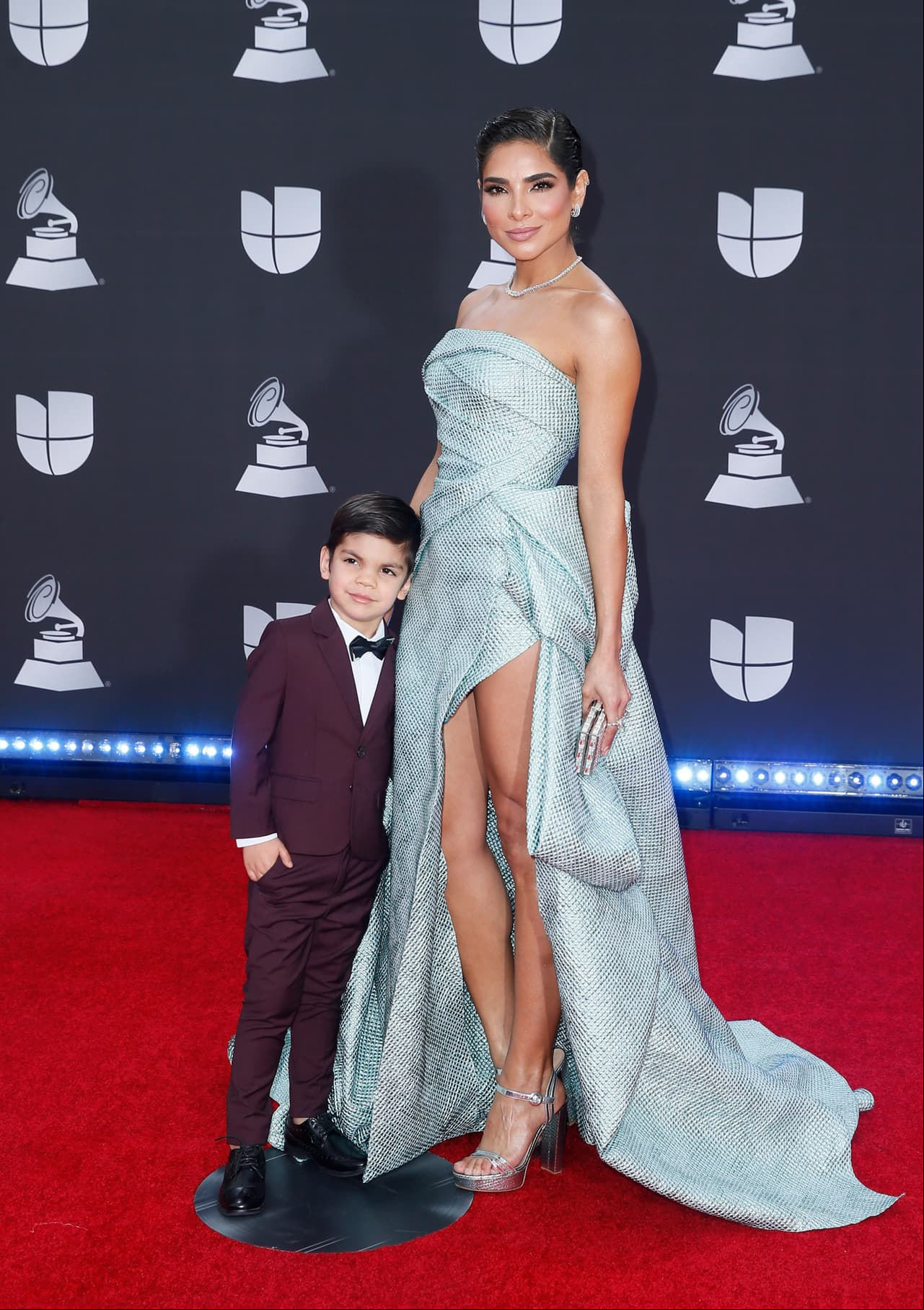 Alejandra Espinoza, quien aparecerá el próximo año en la nueva versión de 'Rubí', acudió a la alfombra roja con su hijo.