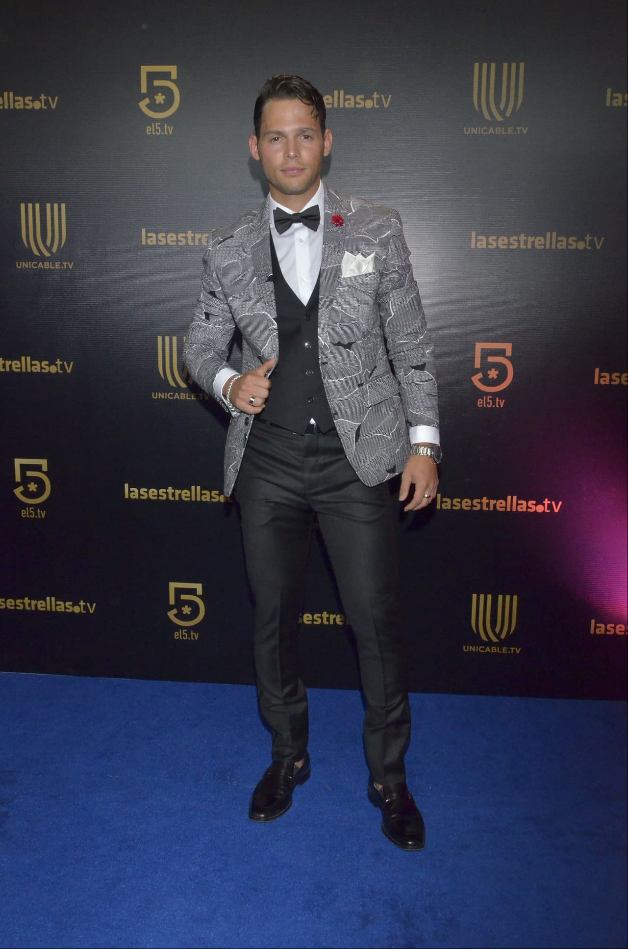 Emmanuel Palomares, participante de 'Mira Quién Baila', optó por un traje negro que combinó con un saco gris.