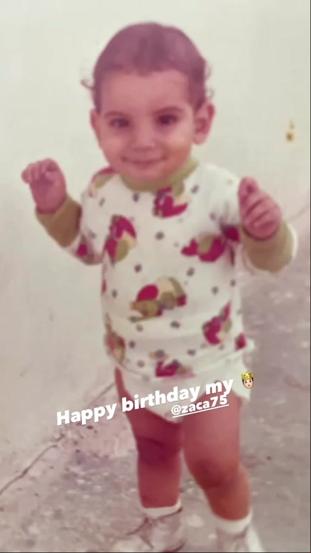 “Feliz cumple al rey, al de corazón más bueno y sonrisa eterna. El que nos cuida a todos, el que me da perspectiva y me nivela. Pero, sobre todo, me saca siempre una sonrisa (o carcajada). Te amo ‘my rock. Happy birthday’”, escribió en su feed de Instagram, mientras que en sus historias compartió una fotografía de la infancia del galán.