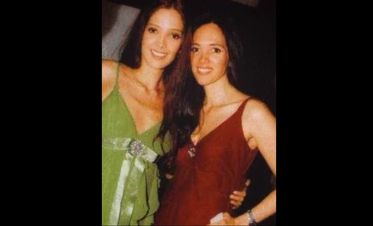 Sin embargo, la primera vez que se les vio juntas en la pantalla chica fue hace 17 años, cuando ambas acudieron al programa de Cristina Saralegui, donde quedó en evidencia que son igualitas físicamente.