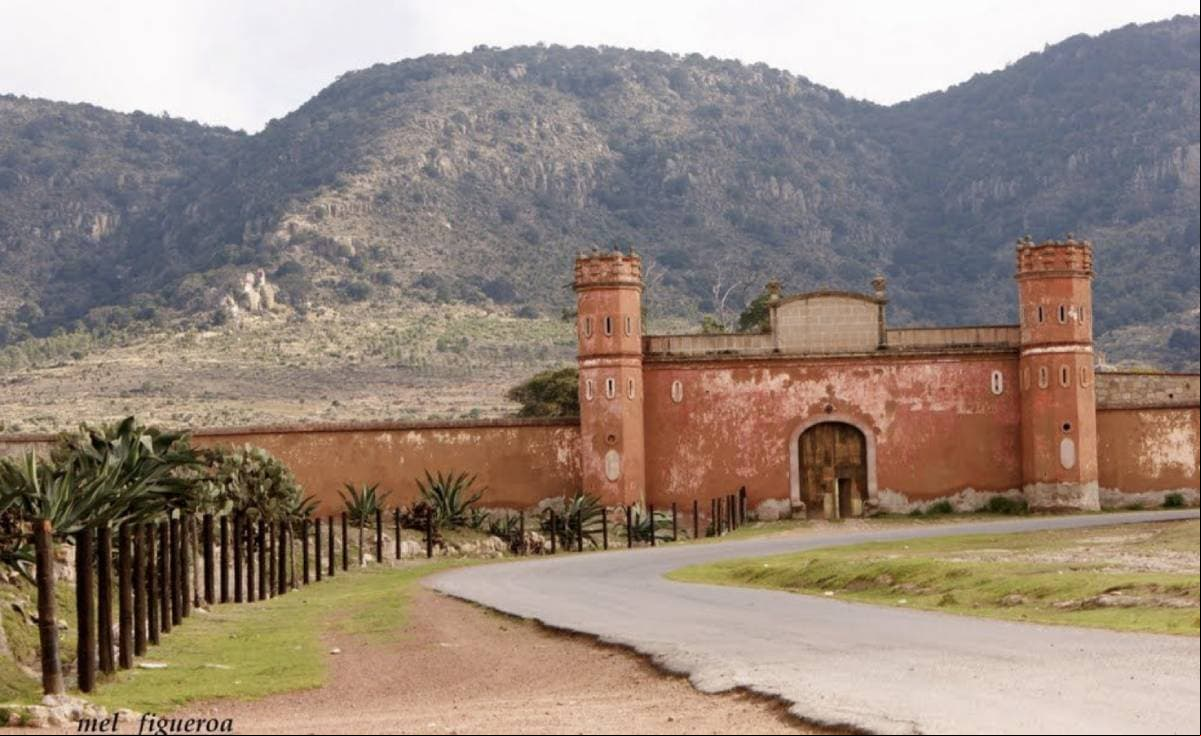 La historia tuvo una elegante y espectacular locación: la hacienda Chimalpa, una construcción del siglo XVII y que es uno de los atractivos del Corredor de las Haciendas de Hidalgo.