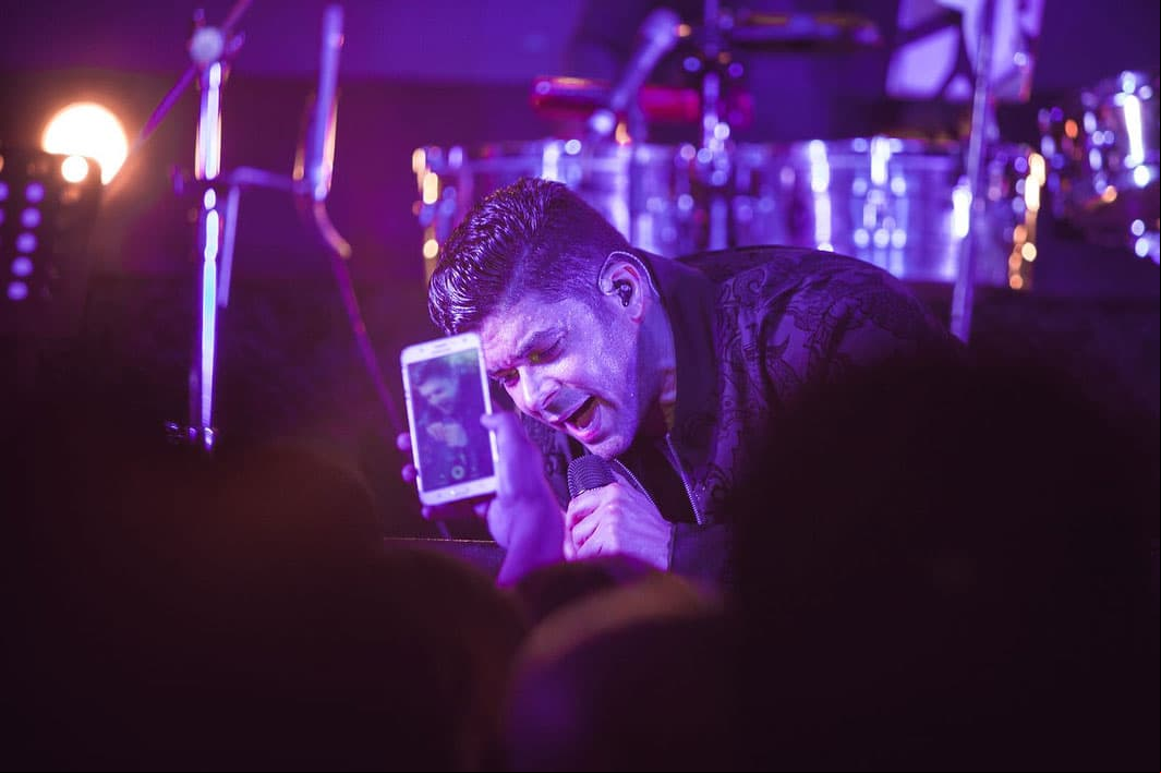 Jerry Rivera muestra aparatosa herida tras caer del escenario