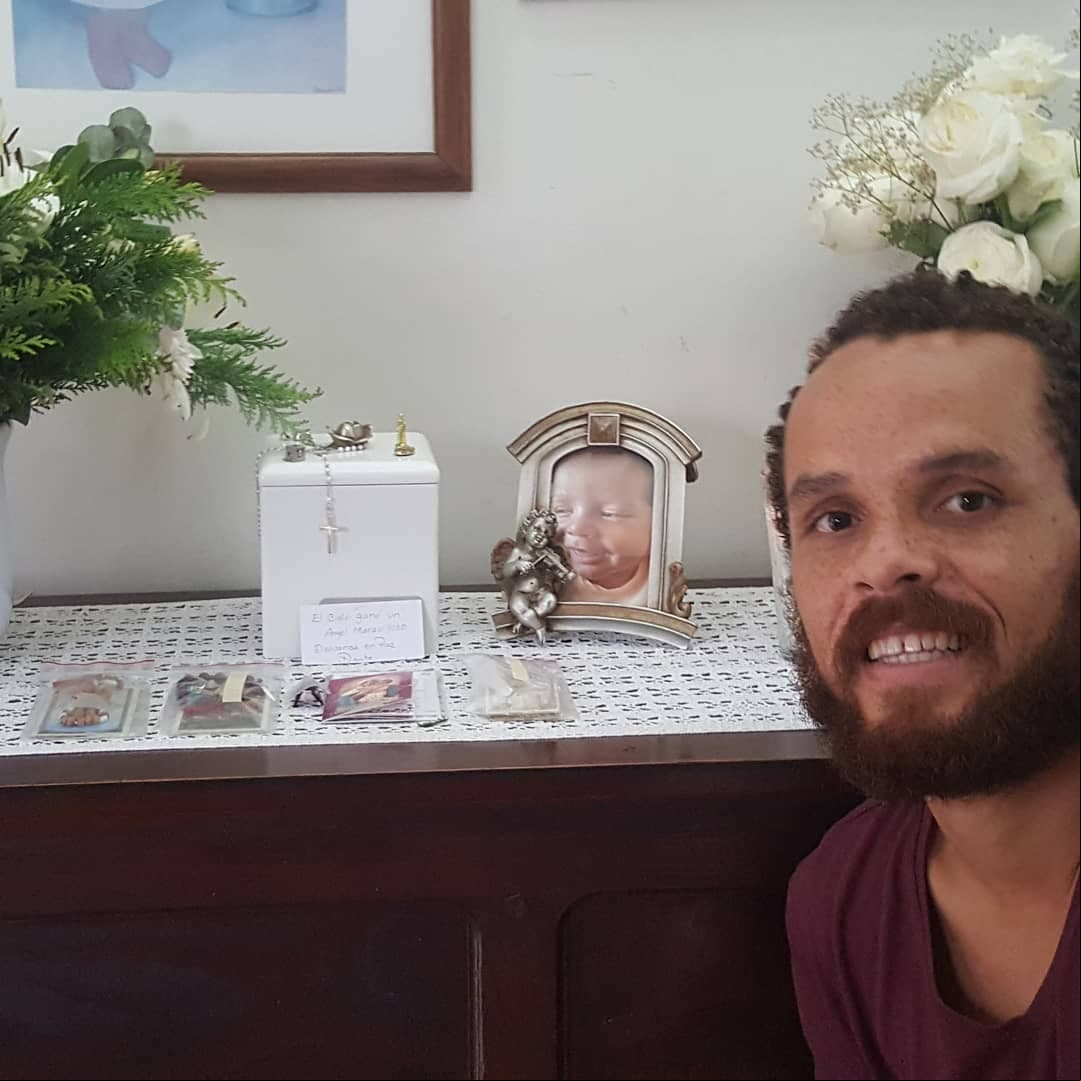 Así es el altar que Ferdinando Valencia y Brenda Kellerman colocaron en honor a Dante, su mellizo que falleció.