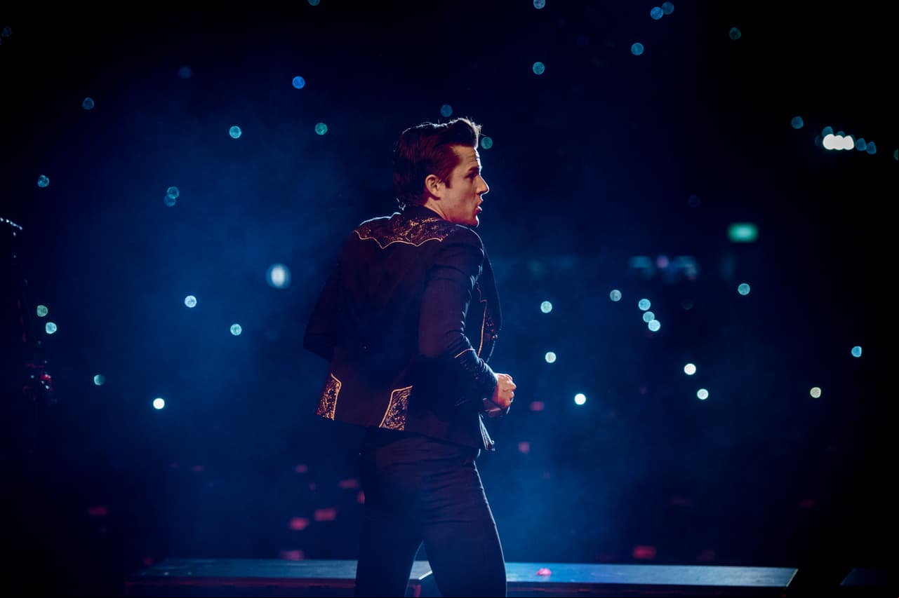 Frases en español y altas dosis de carisma utilizó el cantante de The Killers para domar los ánimos de su público.