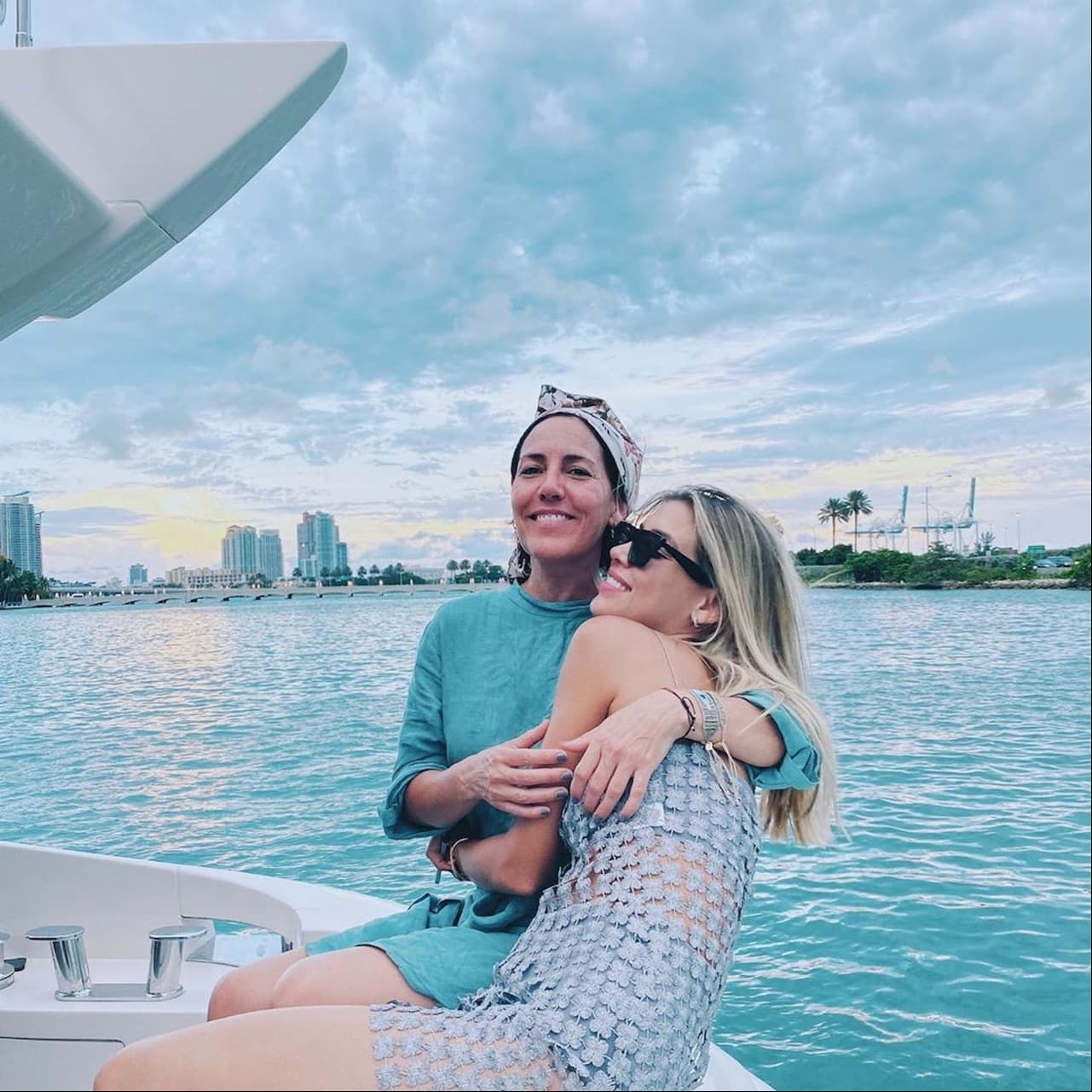 Michelle Salas celebra su cumpleaños con fiesta en lujoso yate y en compañía de su madre