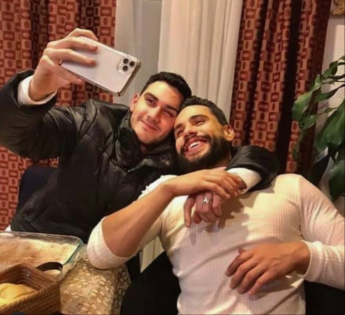 Como en esta imagen que el actor compartió en diciembre de 2019, junto a Alejandro, en la que escribió: "El detrás de cámaras de una bella foto con mi hermano @alejandrospeitzer te amo wey, eres un chin***".
