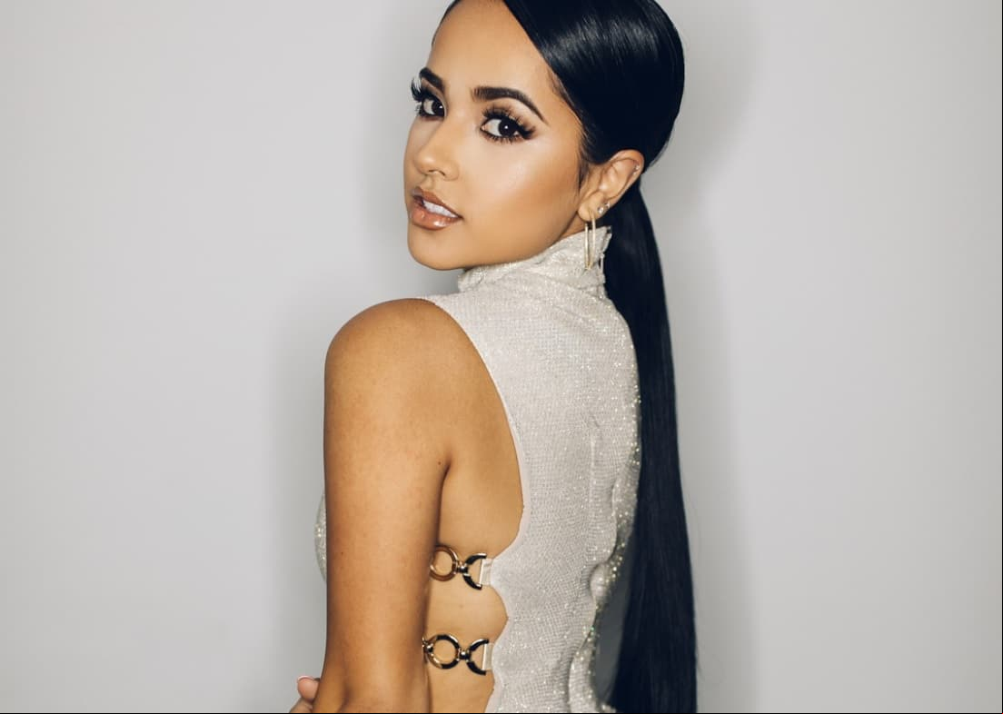 Como pocas veces, Becky G se deja ver sin maquillaje