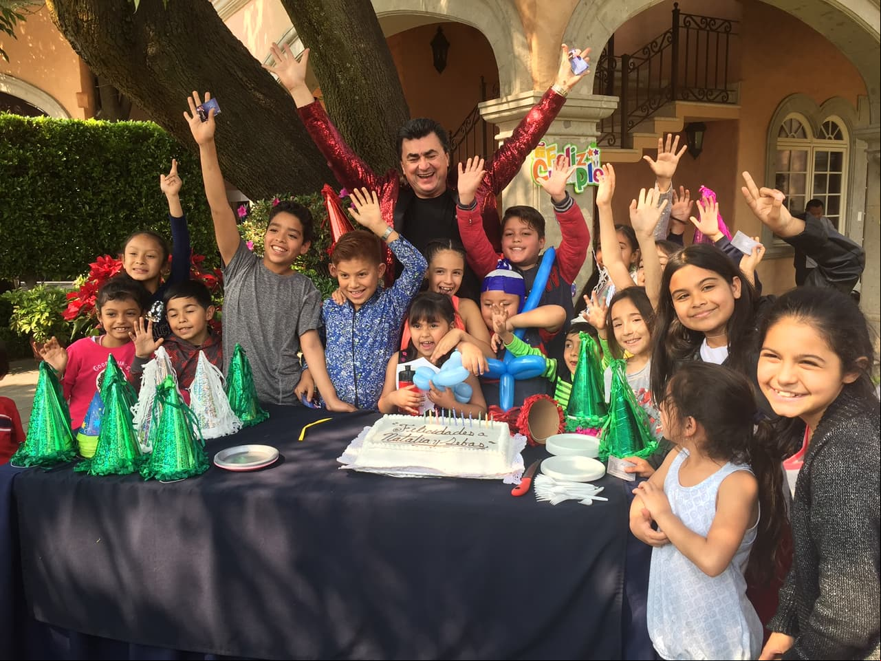 Obviamente, no podía faltar el pastel de cumple. Así que antes de partirlo, era necesaria la foto con todos los Pequeños Gigantes.