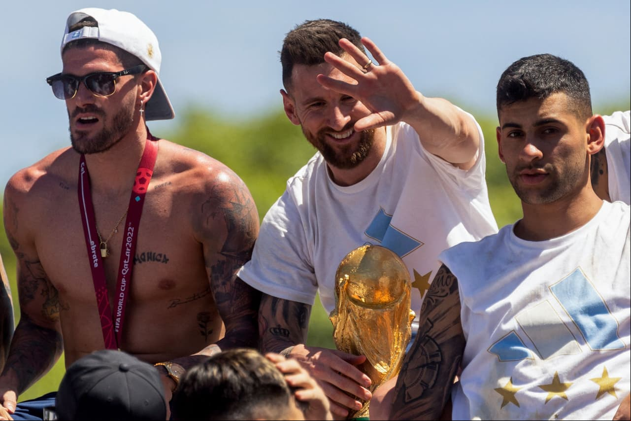 Festejos de la selección argentina en Buenos Aires tras ganar el Mundial Qatar 2022.