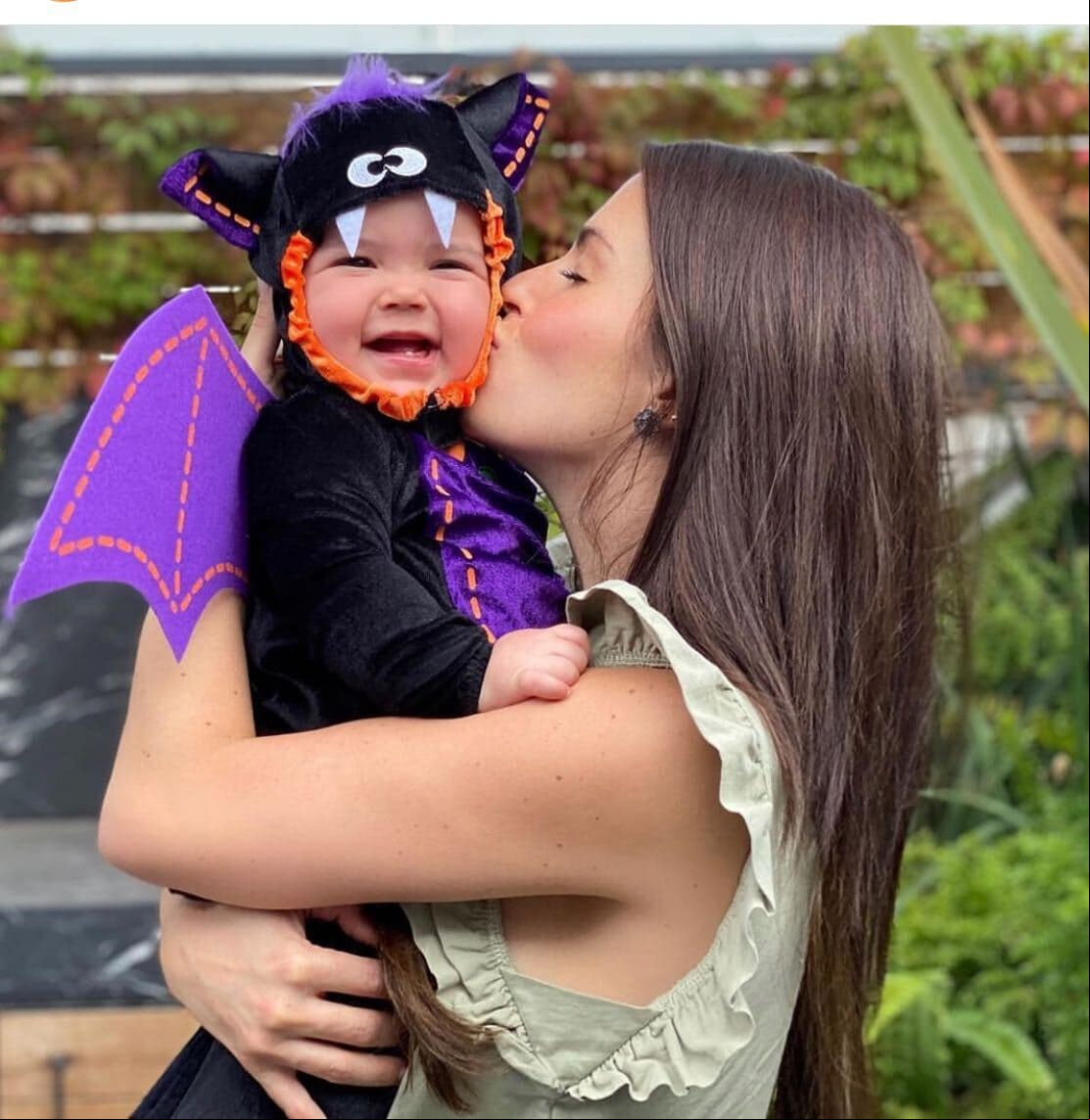 De entre la colección de disfraces que ya ha presumido Kira en las redes sociales de Claudia Álvarez, esta vez causó revuelo convertida en la más tierna murciélago. "Tu primer Halloween y yo la más feliz del mundo".