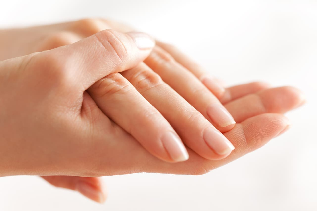 Anímate a seguir estos tips y verás que en poco tiempo tus uñas se volverán más fuertes. ¡Evita morderlas!