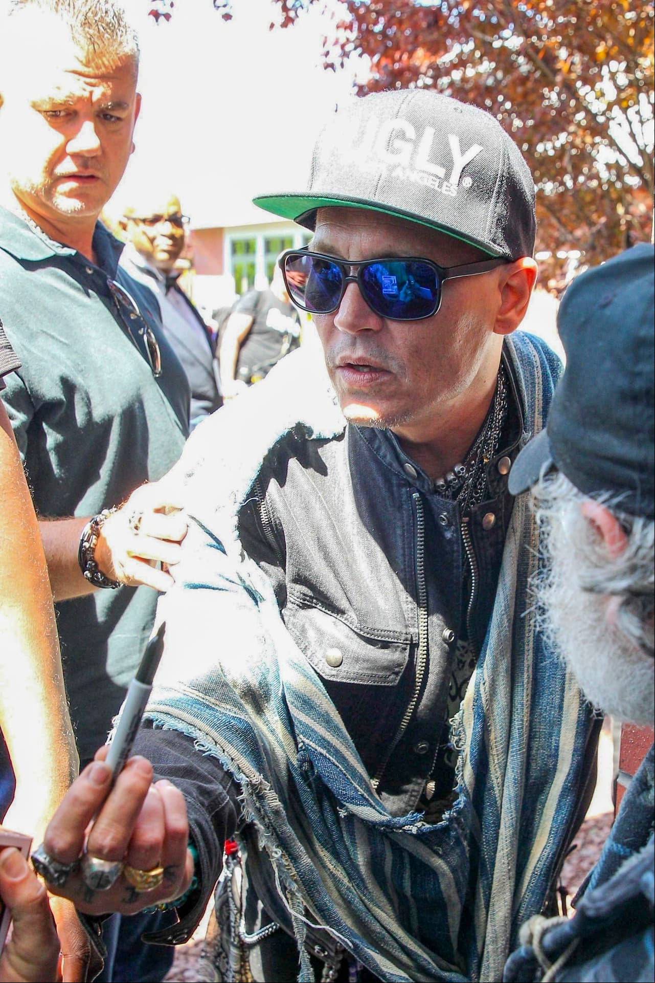 El actor firmaba autógrafos a las afueras de su hotel durante la gira en Alemania de su banda, Hollywood Vampires