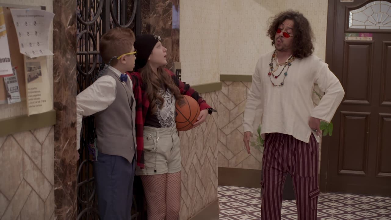 Justito y Victoria ocultan que el elevador ya funciona para que no vuelvan a descomponerlo y usarlo sin que nadie en la familia sepa.