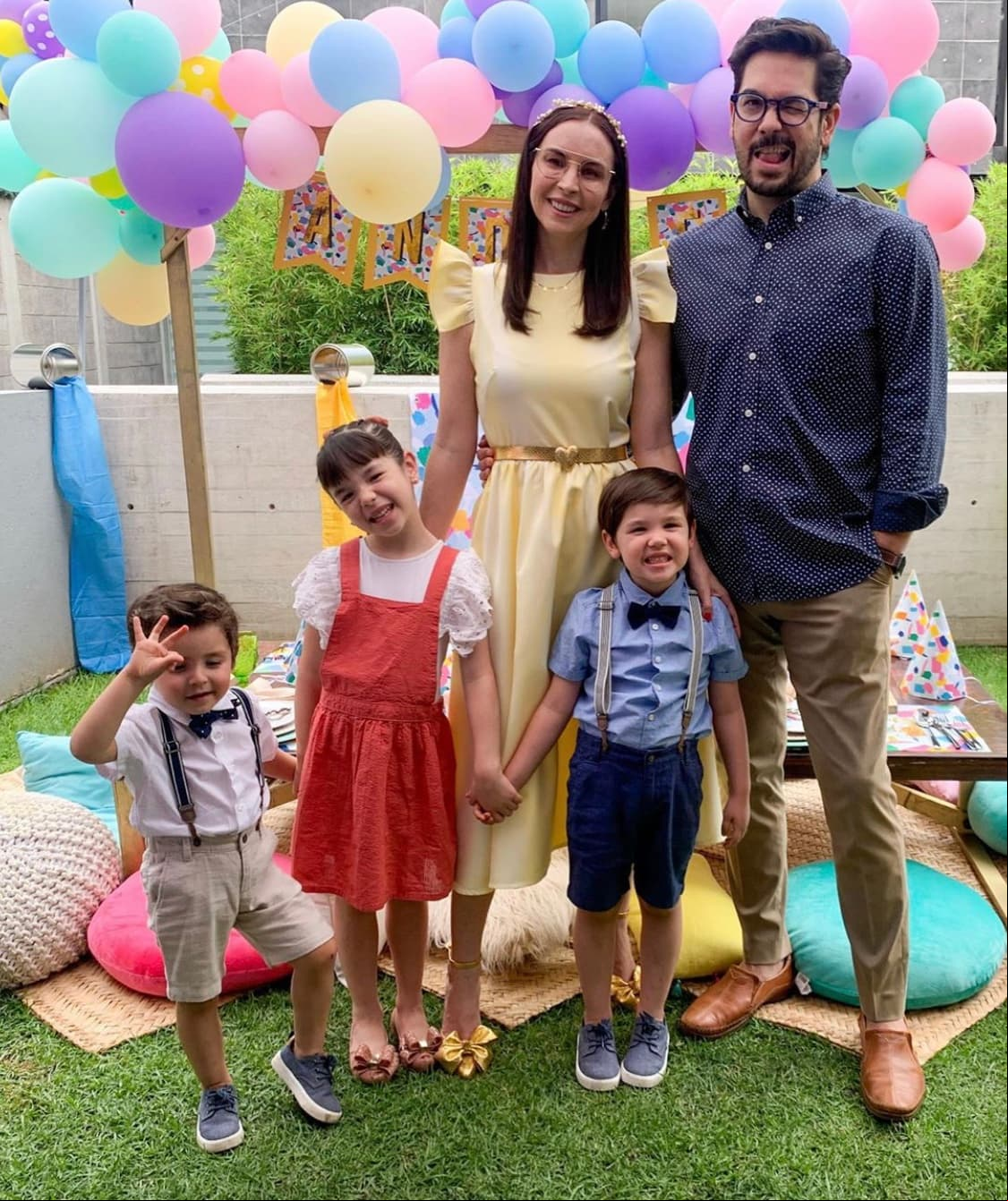 Regina, Federico y Diego también vistieron coloridos atuendos que combinaban a la perfección con el look de su mamá.